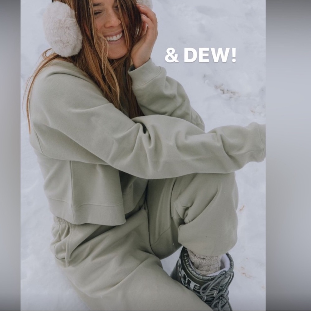 Daily Drills Set of Mint Green “Dew”  Cropped Reversible Sweatshirt & Joggers - Picture 2 of 11